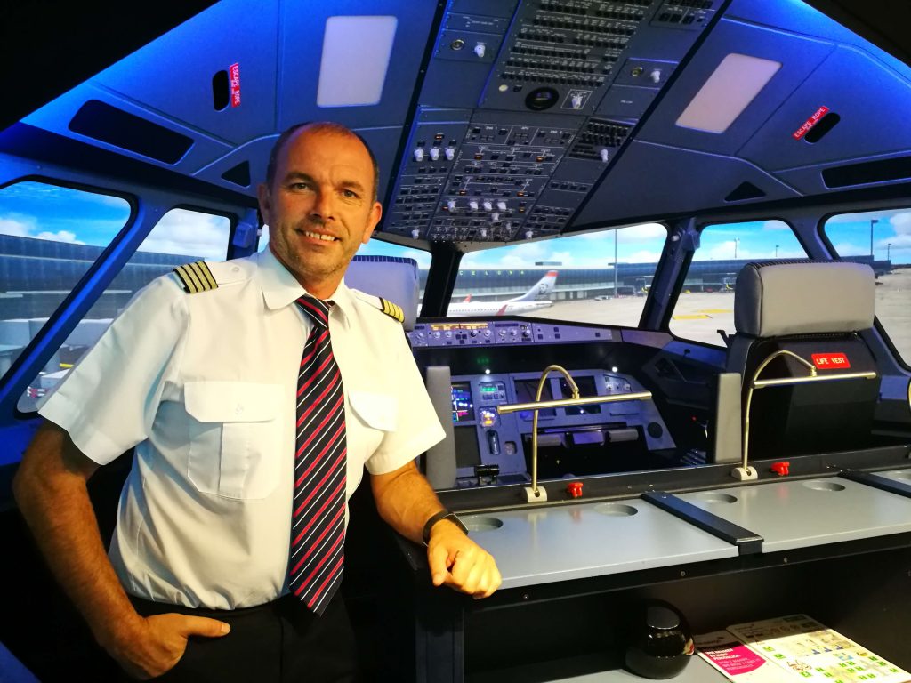 Herr Schneider im Cockpit des A320 Flugsimulators.