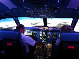 Im A320 Flugsimulator durch die Woken fliegen.