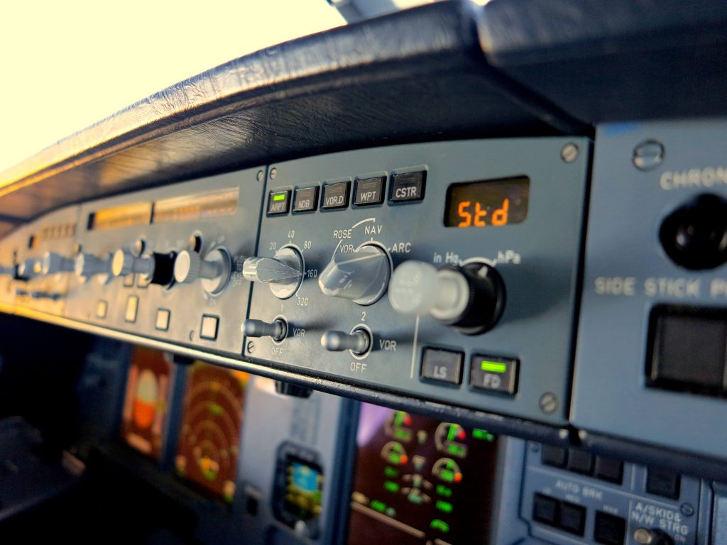 Schalter,Knöpfe und Displays im Cockpit des Airbus A320.